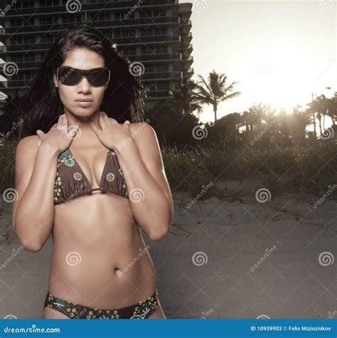 Frau In Einem Bikini Und In Einem Sonnenuntergang Stockbild Bild Von Dame Alleine