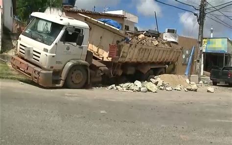 Caminhão fica sem freio em ladeira e bate em armarinho em João Pessoa