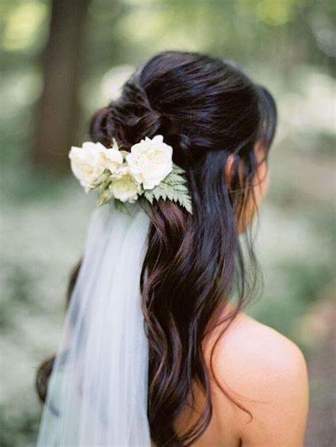 Half Opgestoken Bruidskapsels Voor De Zomerbruid In White