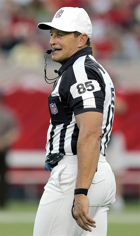 Nfl Ref Ed Hochuli Retires Wore A Striped Shirt For 28 Years