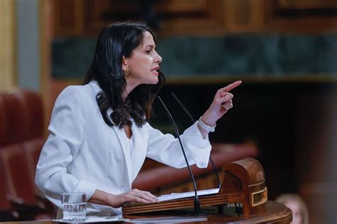 Inés Arrimadas pone a ladrar a José Zaragoza y Odón Elorza por