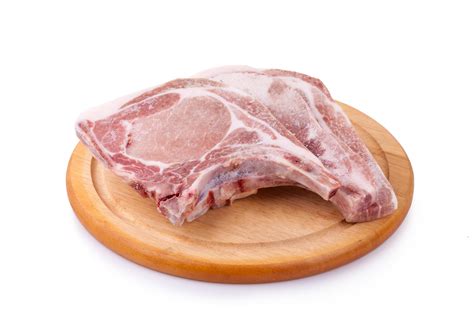 Côtelette De Porc Crue Sur Un Large En Bois Ou Un Steak De Côtelette De