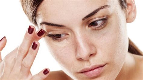 ¿cómo Quitar Las Bolsas De Los Ojos 22 Soluciones Naturales Rápidas