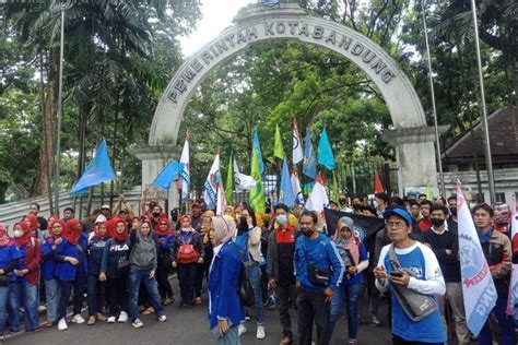 Buruh Demo Di Balai Kota Bandung Minta UMK 2023 Naik 9 88 Persen