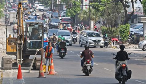 FOTO Memantau Proyek Revitalisasi Trotoar Kemang Foto Liputan6