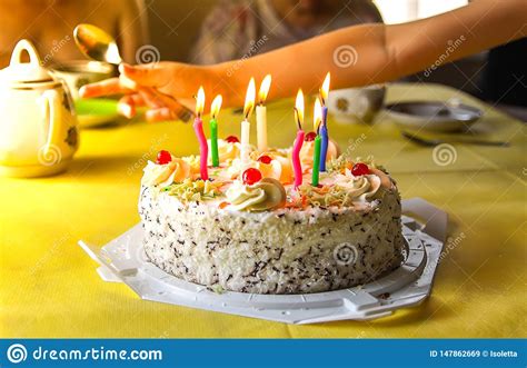 Torta De Cumplea Os Dulce Tradicional Con Las Velas Coloridas Imagen De