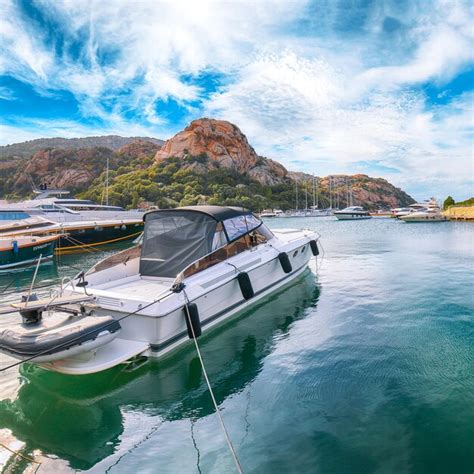 Magnífica vista del puerto y la bahía de poltu quatu con yates de lujo