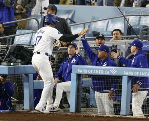 大谷翔平が1人で反撃ののろし！左翼線へ痛烈二塁打→三盗で敵失誘い生還 ロバーツ監督もベンチで拍手 2安打2盗塁もド軍連勝ストップ大リーグ