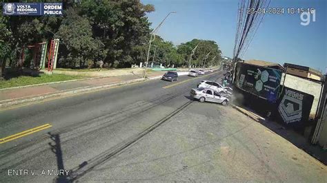 V Deo C Mera Flagra Batida Entre Dois Carros Em Volta Redonda Sul Do