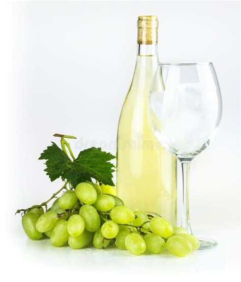 Garrafa Copo De Vinho E Uvas De Vinho Branco Foto De Stock Imagem De