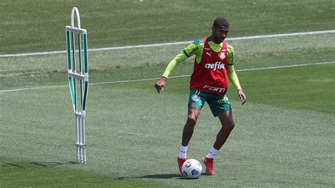 Abel Ferreira aprimora a bola parada e faz ajustes táticos no dia