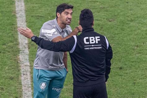 Abel Ferreira contesta expulsão de auxiliar em derrota do Palmeiras