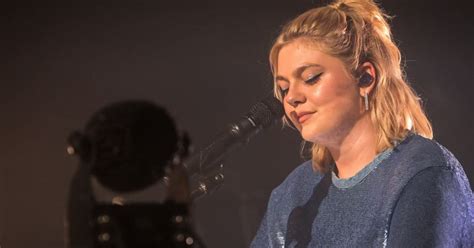 Photos Gérardmer la chanteuse Louane transporte des centaines de