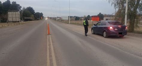 Tenía pedido de captura y caminaba por la Ruta 22 haciendo dedo