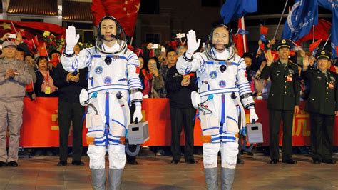 La Photo Avec Shenzhou Les Chinois Poursuivent Leur Conqu Te Spatiale