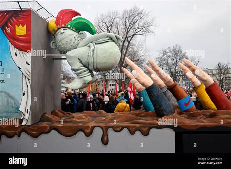 Ein Karnevalswagen des Rosenmontagszuges mit zum Hitlergruß erhobenen