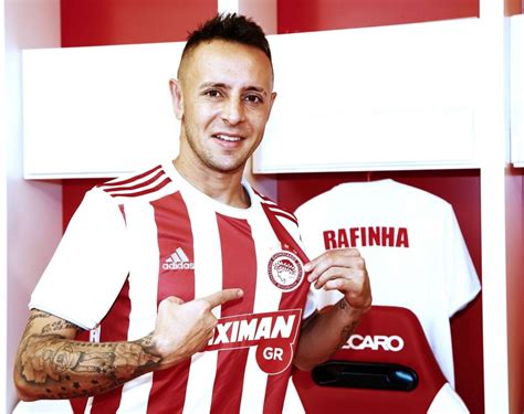 Olympiacos anuncia oficialmente a contratação do lateral Rafinha Lance