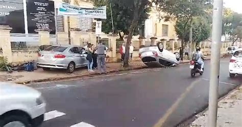 Carro Capota Na Frente De Escola Ap S Batida Em Cruzamento De Ribeir O