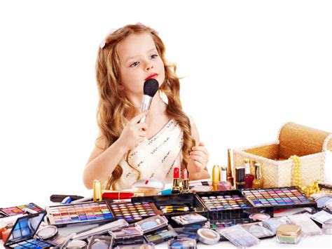 Should Kids Apply Makeup? - Boldsky.com