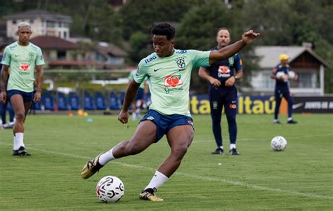 Foto das pernas de Endrick jogador do Palmeiras em treino da seleção