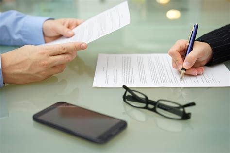 Cómo tratar con los ajustadores de seguros después de una colisión