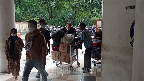 Terminal Poris Plawad Tangerang Mulai Dipenuhi Pemudik Lebaran Foto