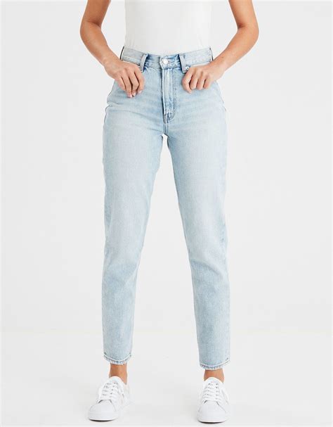 Light Wash Mom Jeans Outfit