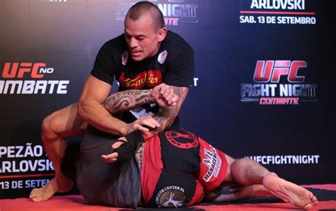 Dirigente Do Ufc Some No Meio De Encarada Tensa Entre Pez O E