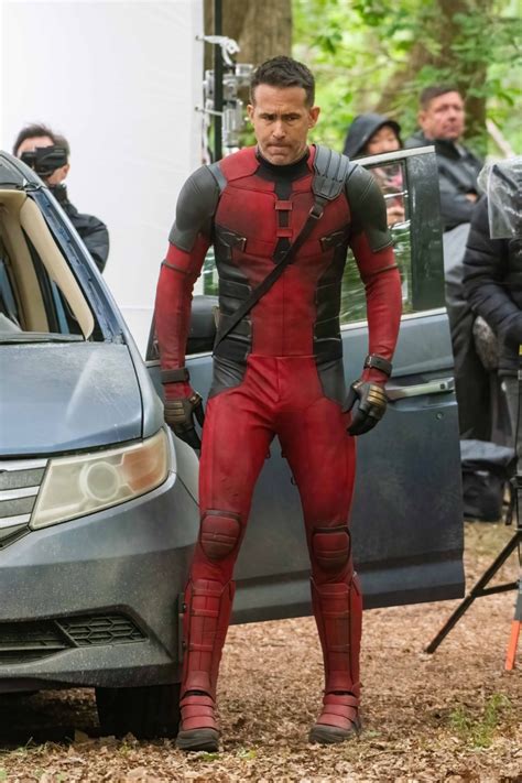 First Look At Ryan Reynolds In Costume On Deadpool 3 Set In Uk Metro News