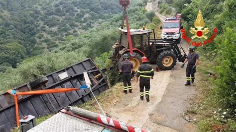 Incidente A Sezze Trattore Con Il Rimorchio Finisce In Un Terrapieno