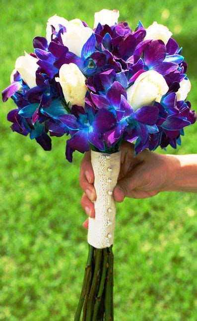 bouquet-Bride should have calilies, bridesmaids roses! | Blue wedding ...