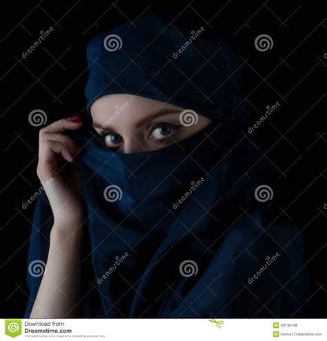 Hijab Que Lleva De La Mujer Joven Foto De Archivo Imagen De Fondo