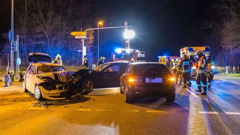 Unfall Bei Nauheim Drei Autos Krachen An Kreuzung Ineinander Mehrere