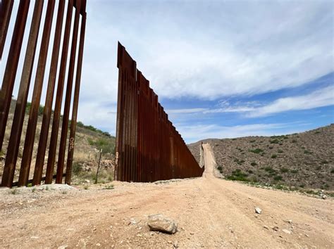 Así es el muro fronterizo en la remota zona de Sásabe en el desierto