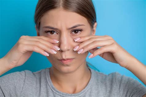 Mujer Que Sufre De Un Dolor Terrible En Los Dientes Que Toca Las