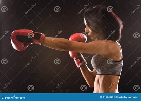 Mujer Del Boxeador Con Los Guantes De Boxeo Rojos Encendido Imagen De