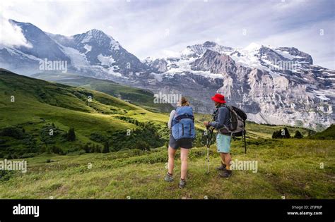 Zwei Wanderer Vor Der Eiger Nordwand Steilwand Und Berge Jungfrau