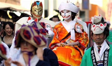 キツネ夫婦、晴れの門出 山口で「嫁入り行列」 まつり＆花火特集：朝日新聞デジタル