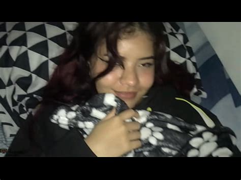 Petite latina desnuda en su habitación me da unas ricas mamadas y se traga la leche POV