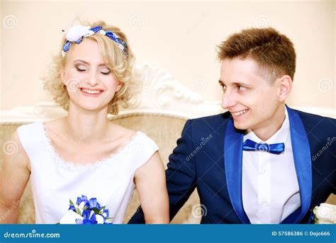 Novia Y Novio Felices En Su Boda Foto De Archivo Imagen De Belleza