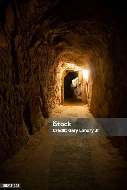 terowongan poros tambang bawah tanah gurun foto stok  gambar