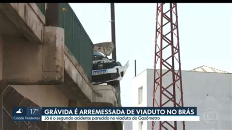 Viaduto onde grávida foi atropelada tem curva que joga carros pra