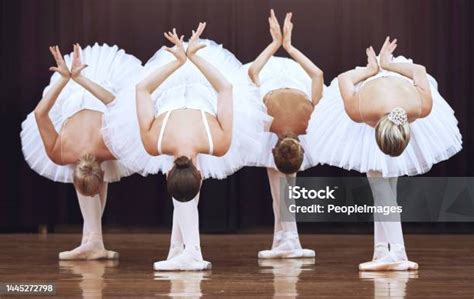 Photo Libre De Droit De Des Femmes Ballerines De Ballet Travaillent En