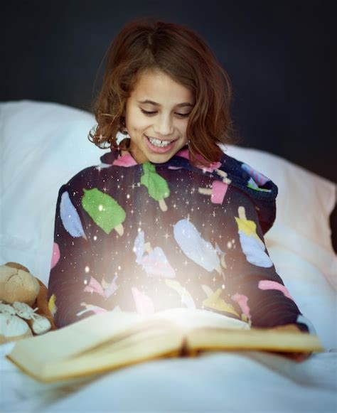 A Hist Ria Ganha Vida Foto Recortada De Uma Menina Lendo Um Livro Na