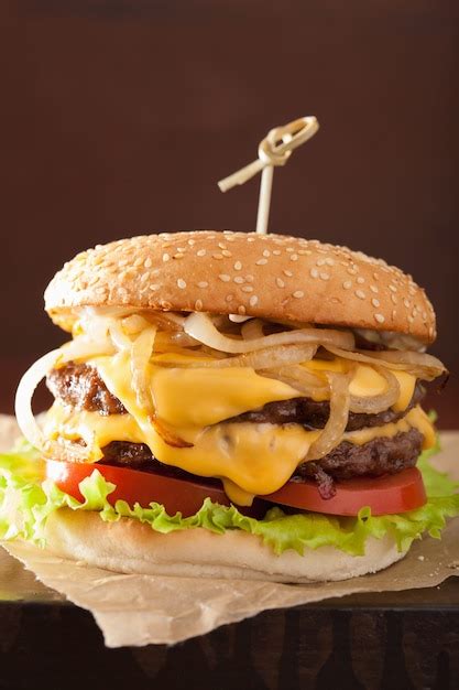 Hamburguesa Doble Con Tomate Y Cebolla Foto Premium