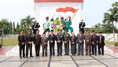 Peringatan Hari Pahlawan Wakapolda Jambi Ikuti Upacara Ziarah Di Taman