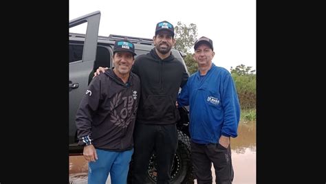 Jogador do Grêmio Diego Costa utiliza jet ski para ajudar a retirar