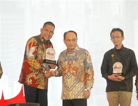 PEMKAB BANDUNG BARAT RAIH PENGHARGAAN AWARDING GERAKAN MENUJU SMART