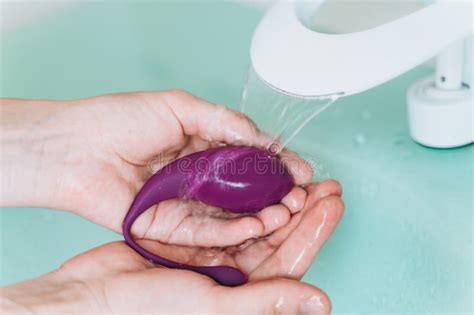 Huevo De Masajeador Vaginal Y Anal Lavado De Manos Imagen De Archivo