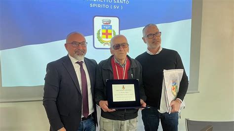 Borghetto Il Sindaco Premia Il Vigile Urbano Eroe Bruno Folco Il